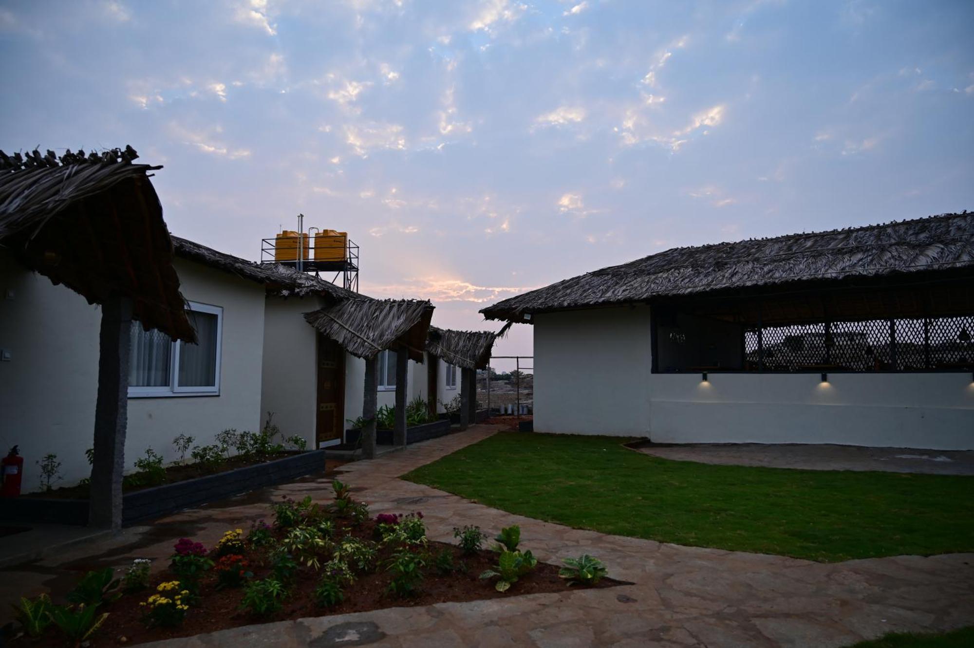 The Hampi Cafe Hotel Luaran gambar